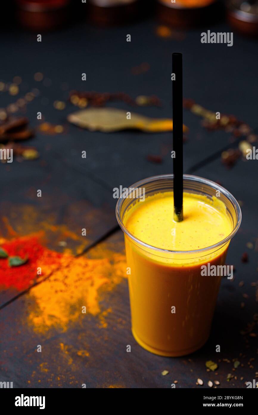 Indische Küche und würzige Gewürze, stilvolle Fotos für die Speisekarte Stockfoto