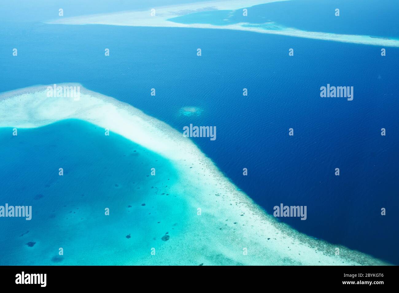 Atolle und Inseln auf den Malediven aus Vogelperspektive Stockfoto