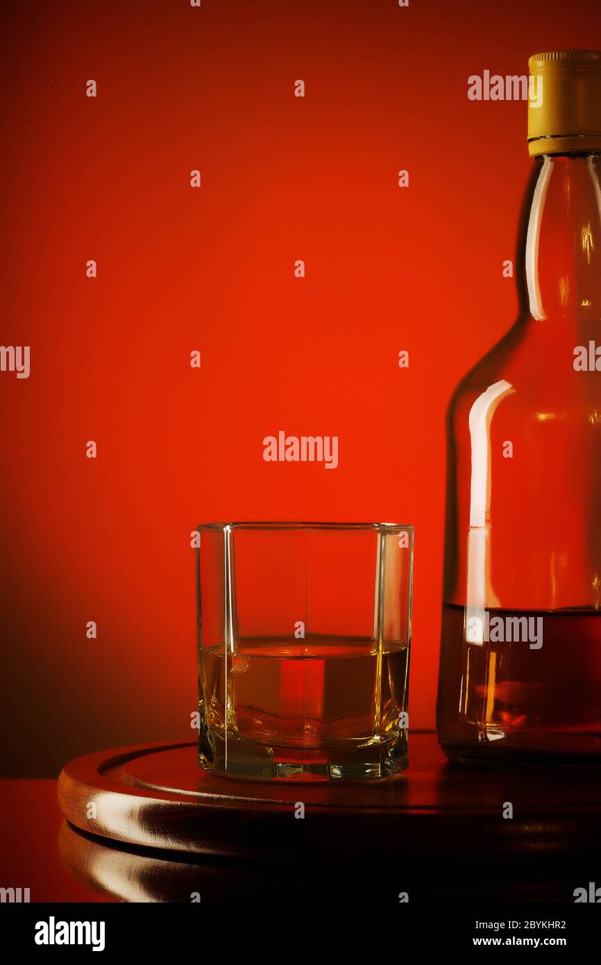 Whisky-Flasche und Glas Stockfoto