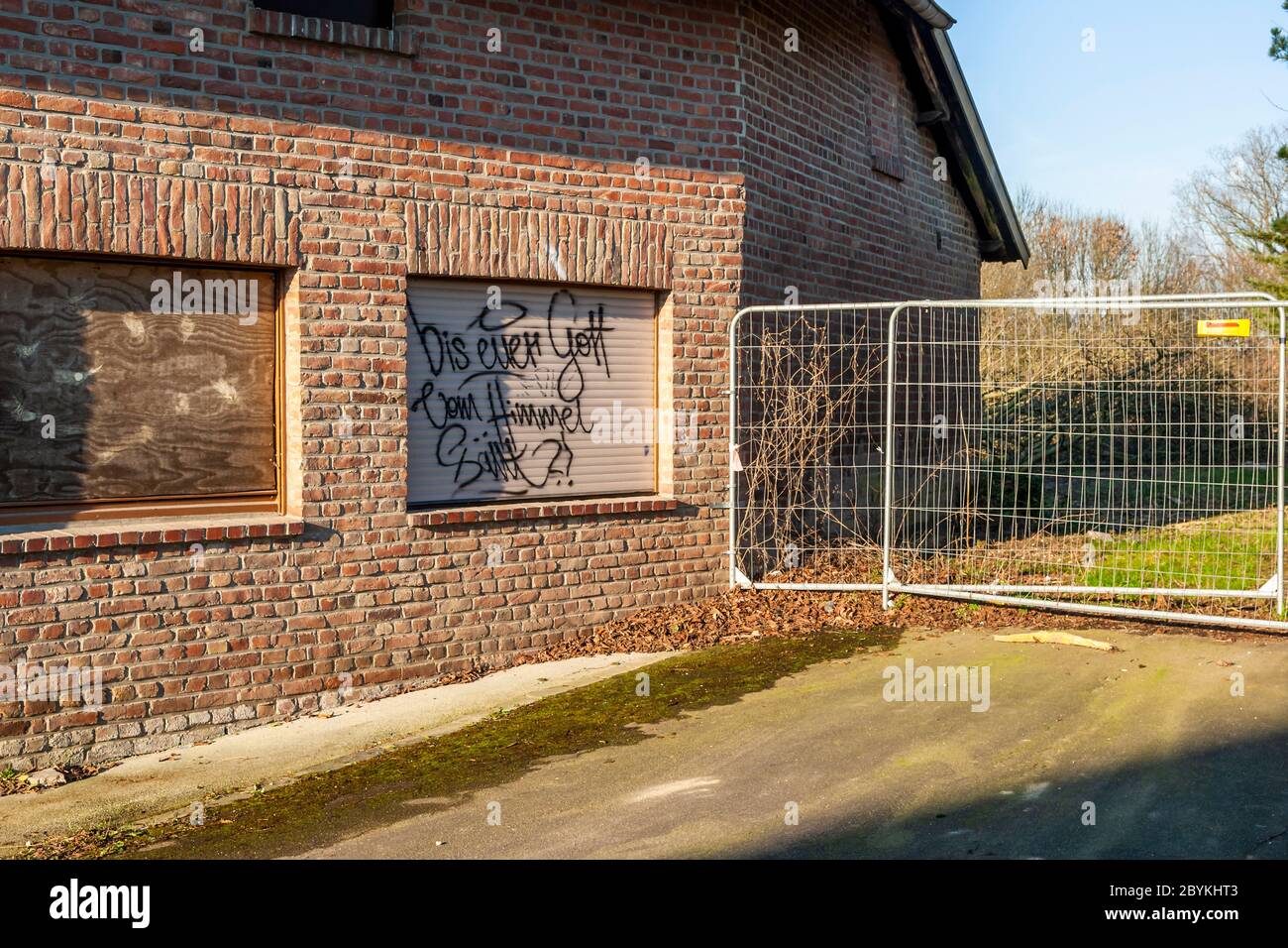 Verlassene Stadt Borschemich, Deutschland. Braunkohlevorkommen unter Dörfern im Niederrhein führen dazu, dass die Bewohner ihren Besitz und ihr Lebenszentrum verlassen Stockfoto