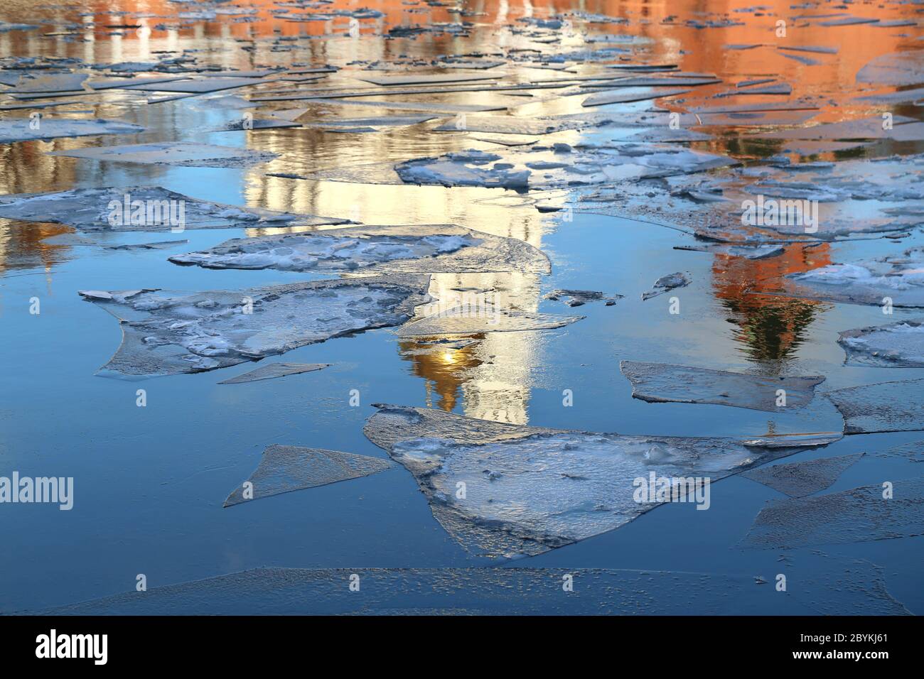 Spiegelt sich in den Fluss Moskau Stockfoto