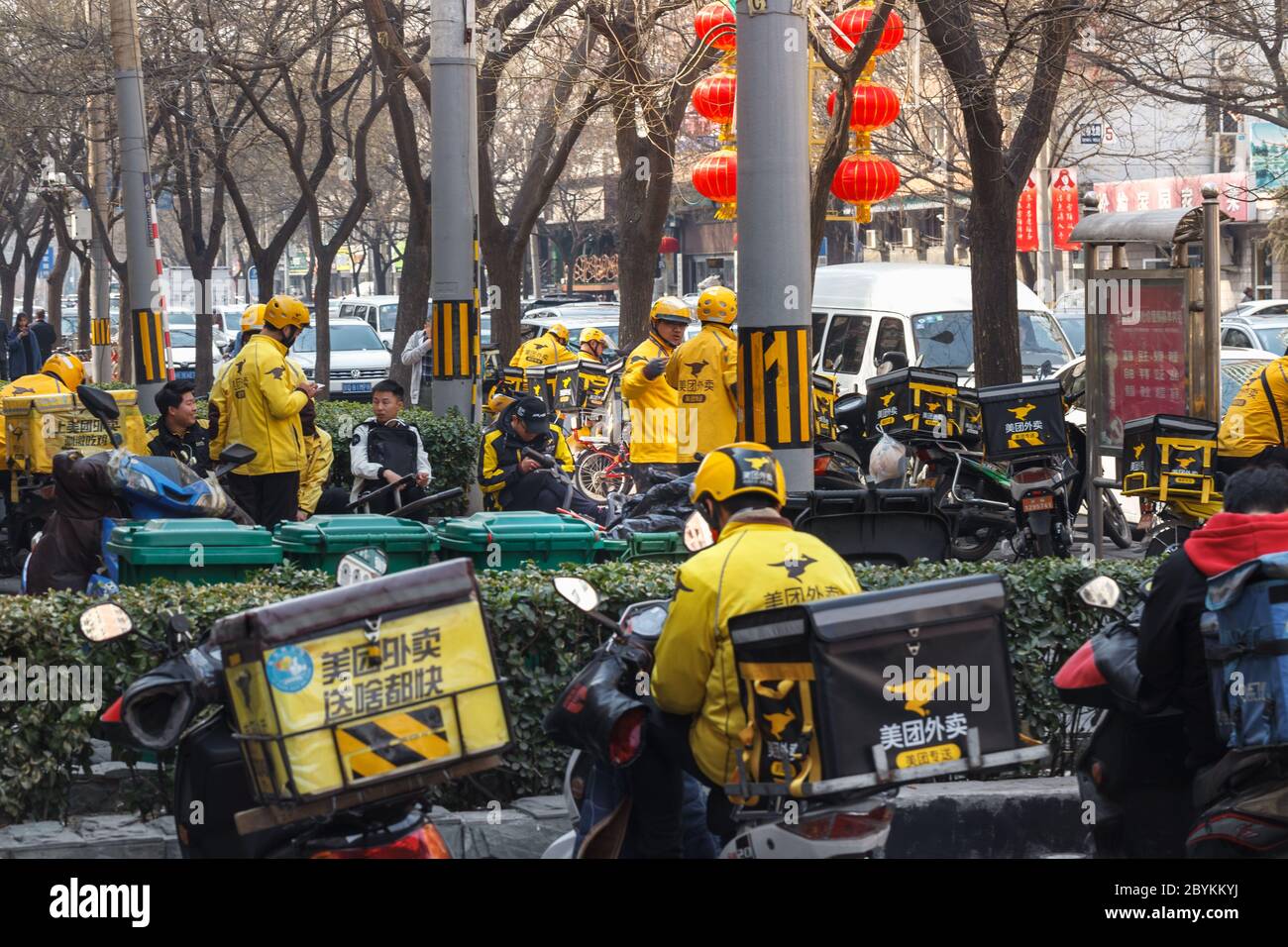 Beijing 北京 / China 中国 : Meituan Waihai Food Delivery Fahrer warten auf den Start ihrer Sonntagsschicht Stockfoto
