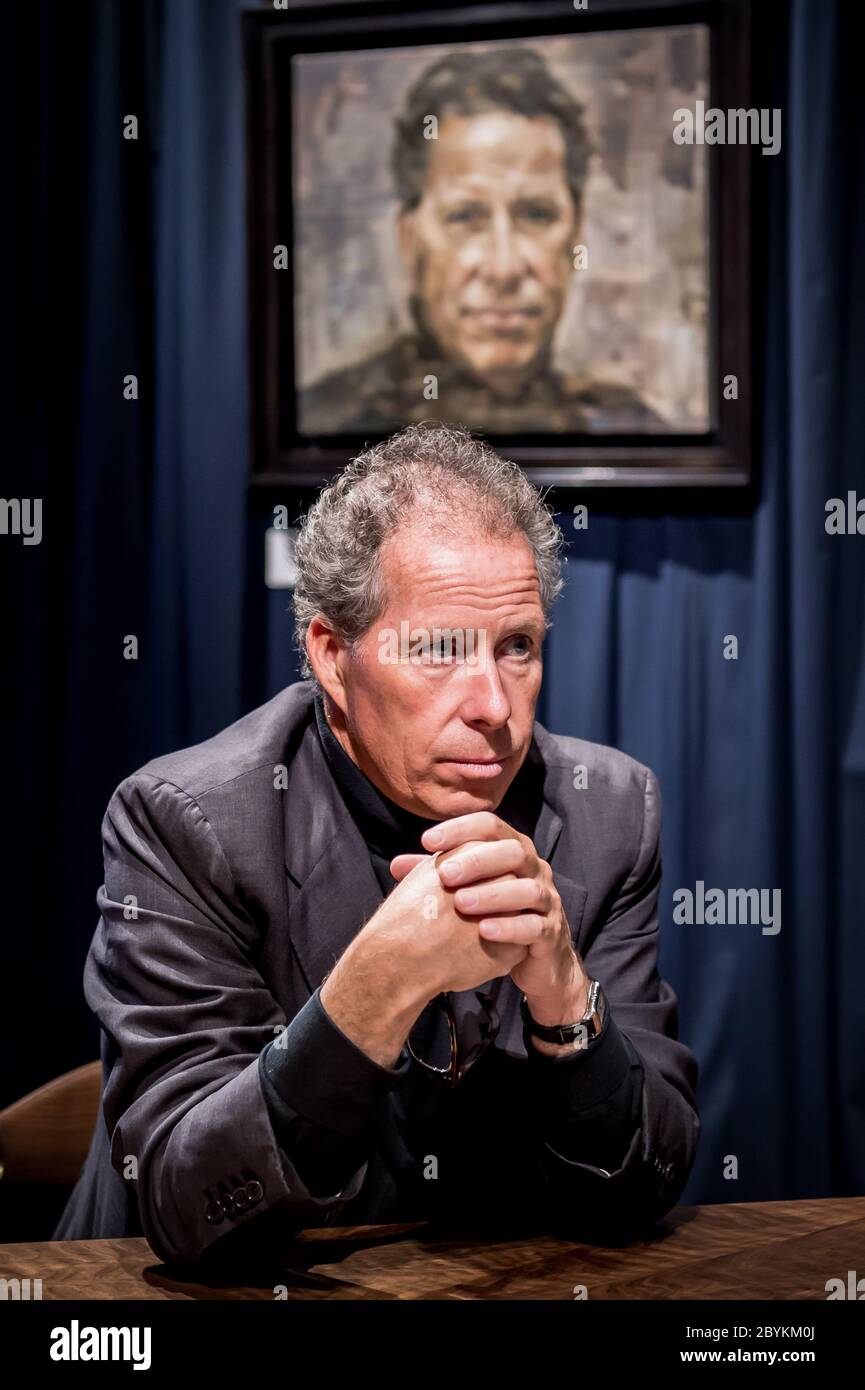 Viscount David Linley, Earl of Snowdon, hält ein Meeting an seinem Stand für Luxusmöbel und maßgeschneiderte Innenarchitektur auf der Masterpiece London Art Fair ab. Stockfoto