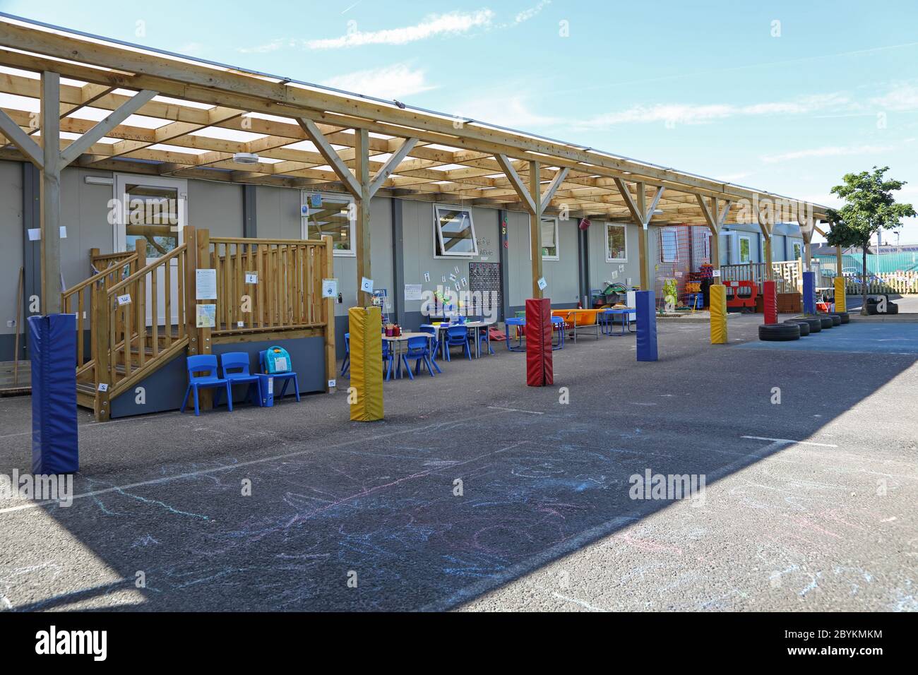 Temporäre Klassenräume auf dem Spielplatz einer Londoner Jugendschule in Großbritannien. Gebaut aus modularen Einheiten und mit einem überdachten Spielplatz im Freien. Stockfoto