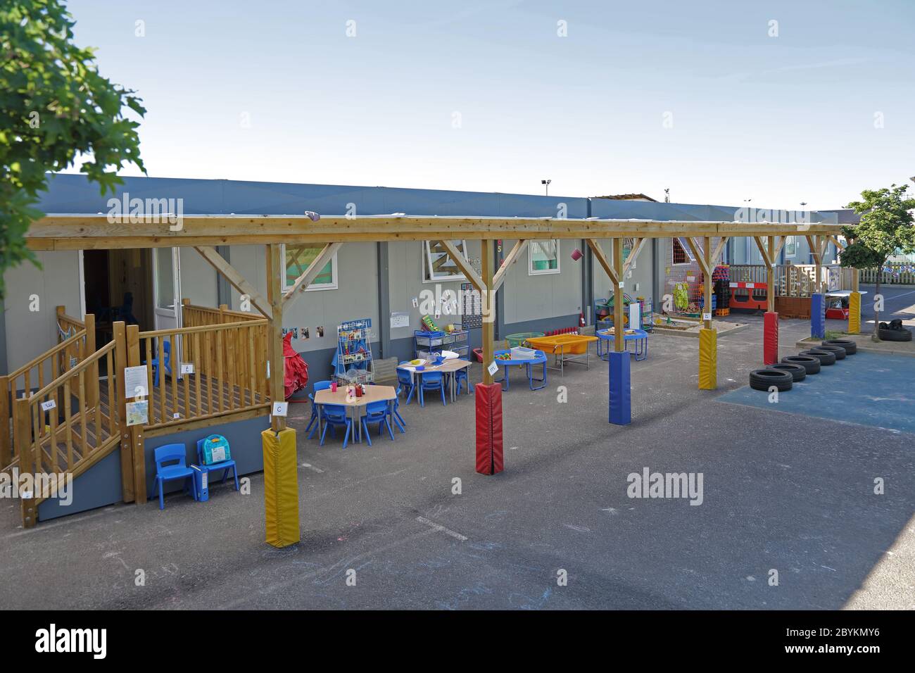 Temporäre Klassenräume auf dem Spielplatz einer Londoner Jugendschule in Großbritannien. Gebaut aus modularen Einheiten und mit einem überdachten Spielplatz im Freien. Stockfoto