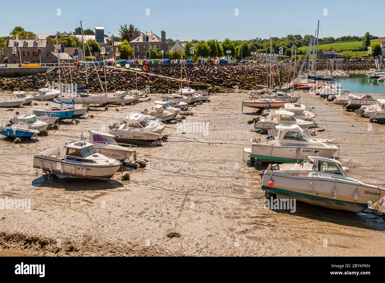 Boote stehen auf ihren Kiels in einem Trockendock. Plévenon Hafen bei Ebbe, Frankreich Stockfoto