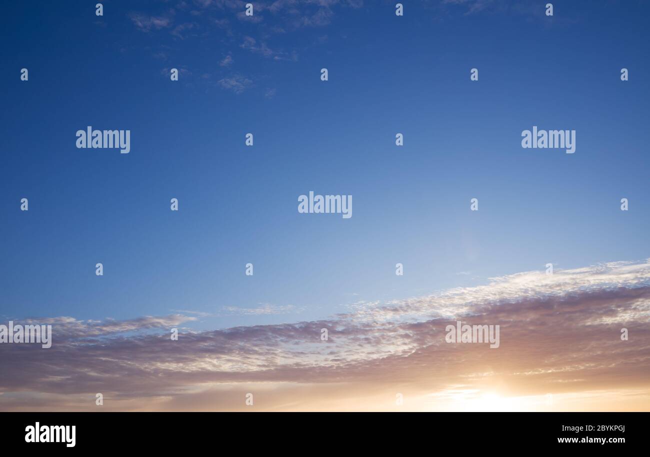 Sonnenuntergang. Schöner Himmel und Wolken im Sonnenlicht, Himmel. Schönes Foto, keine Vögel, kein Lärm. Stockfoto