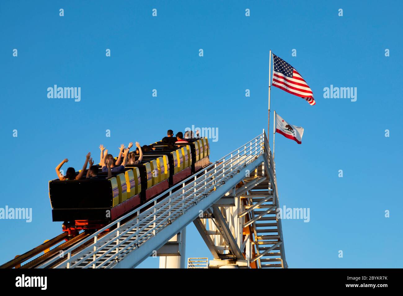 Die Achterbahn auf dem Pier, Santa Monica, Kalifornien, Vereinigte Staaten von Amerika. Oktober 2019 Stockfoto