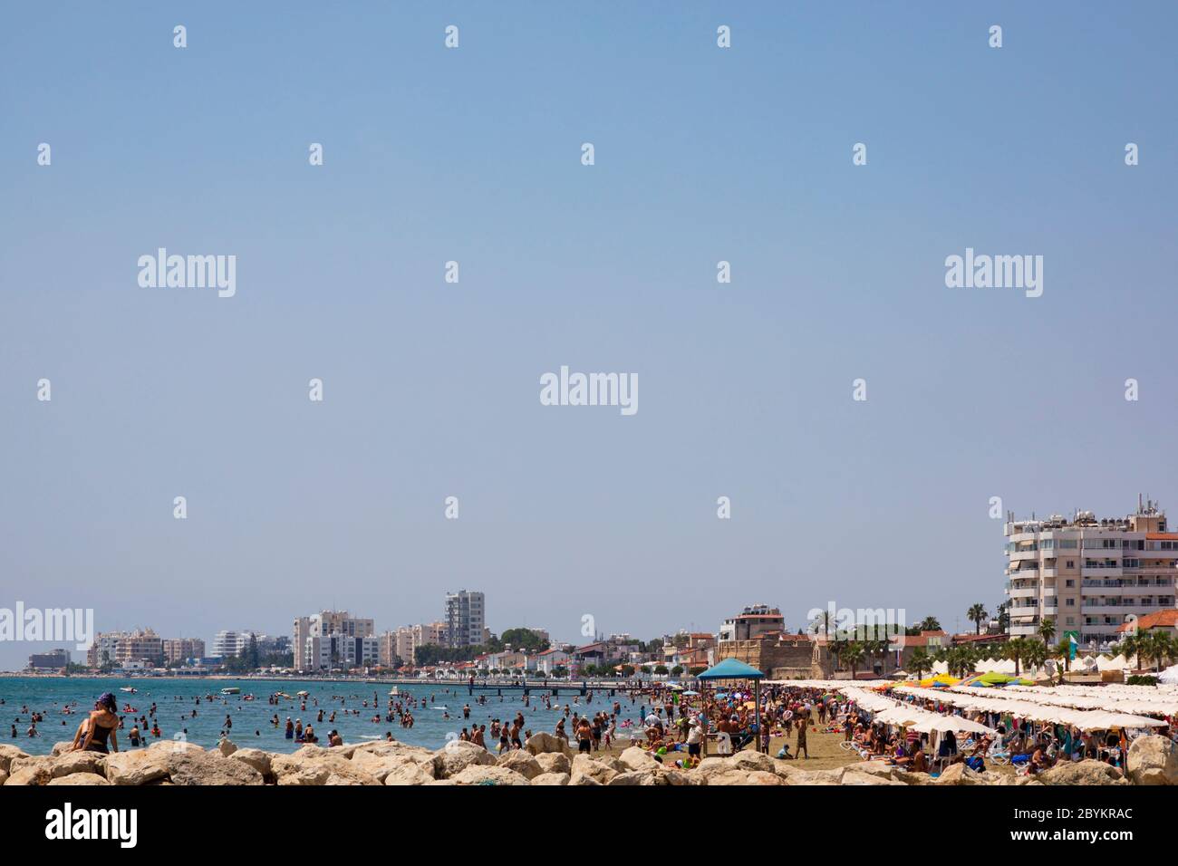 Der Strand von Larnaca Finikoudes war überfüllt. Zypern Oktober 2018 Stockfoto