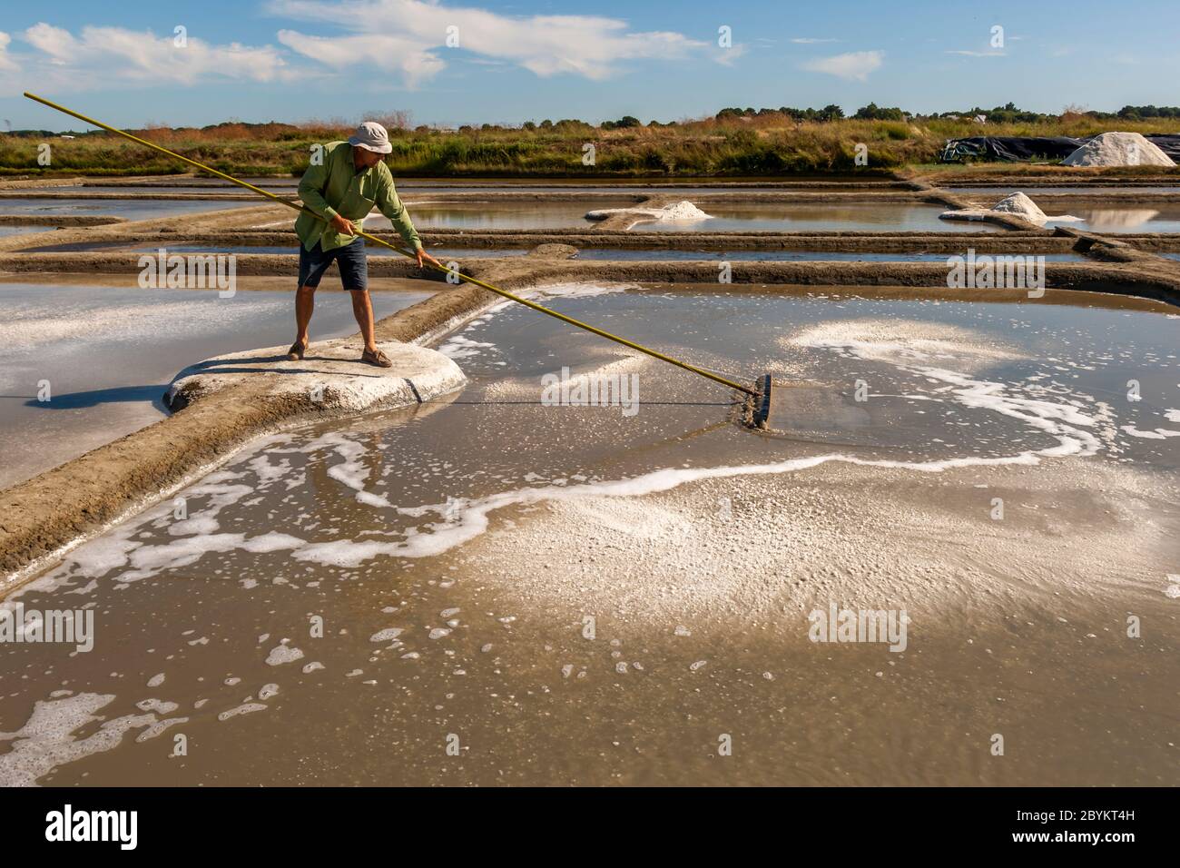 Meersalzproduktion in der Guerande bei Saint-Nazaire, Frankreich Stockfoto