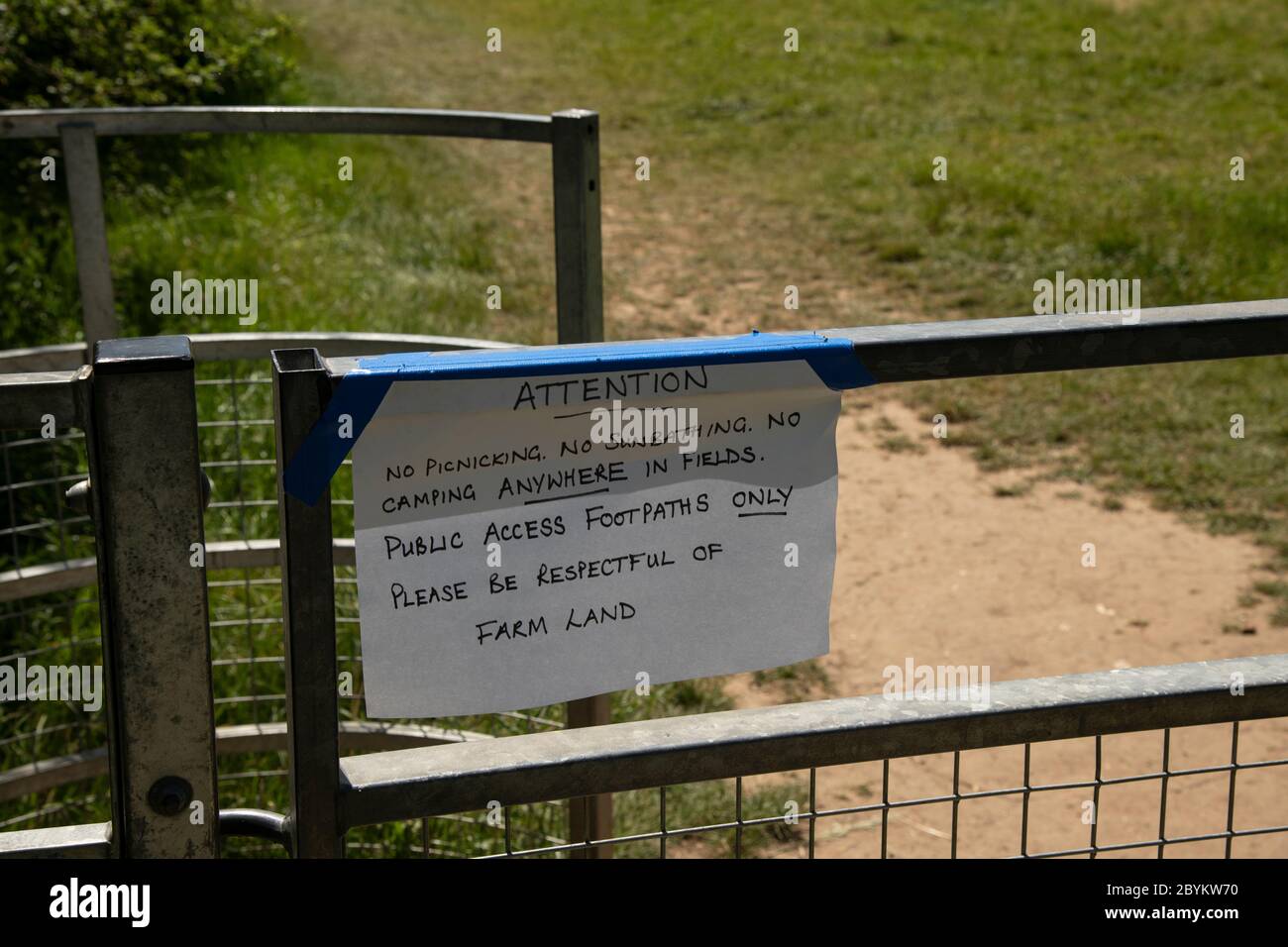 Coronavirus-Zeichen.Mai, 2020. Surrey, Großbritannien. Stockfoto