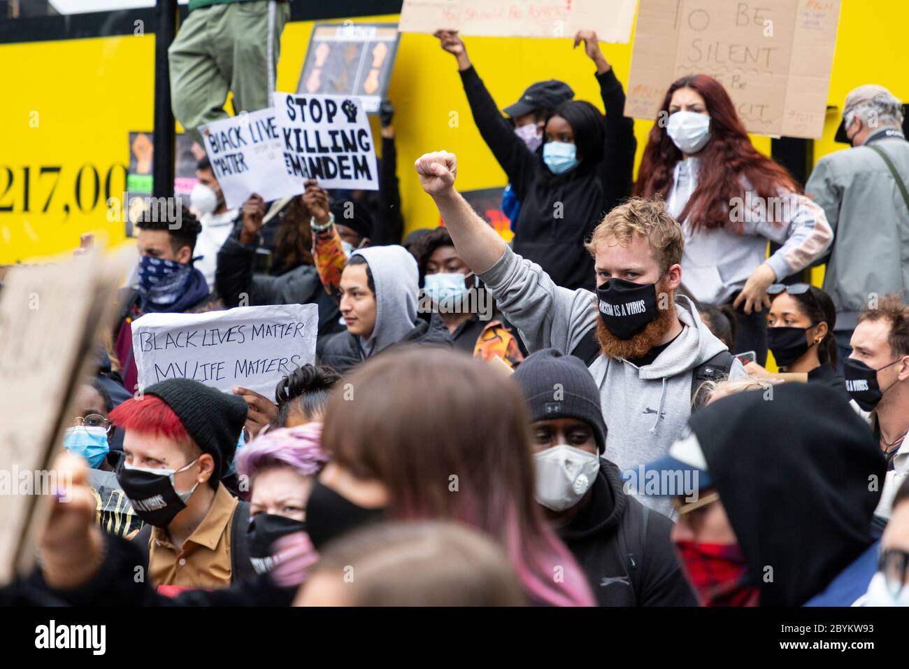 Eine Menge Demonstranten versammelten sich vor der US-Botschaft während eines Black Lives Matters Protestes, Nine Elms, London, 7. Juni 2020 Stockfoto