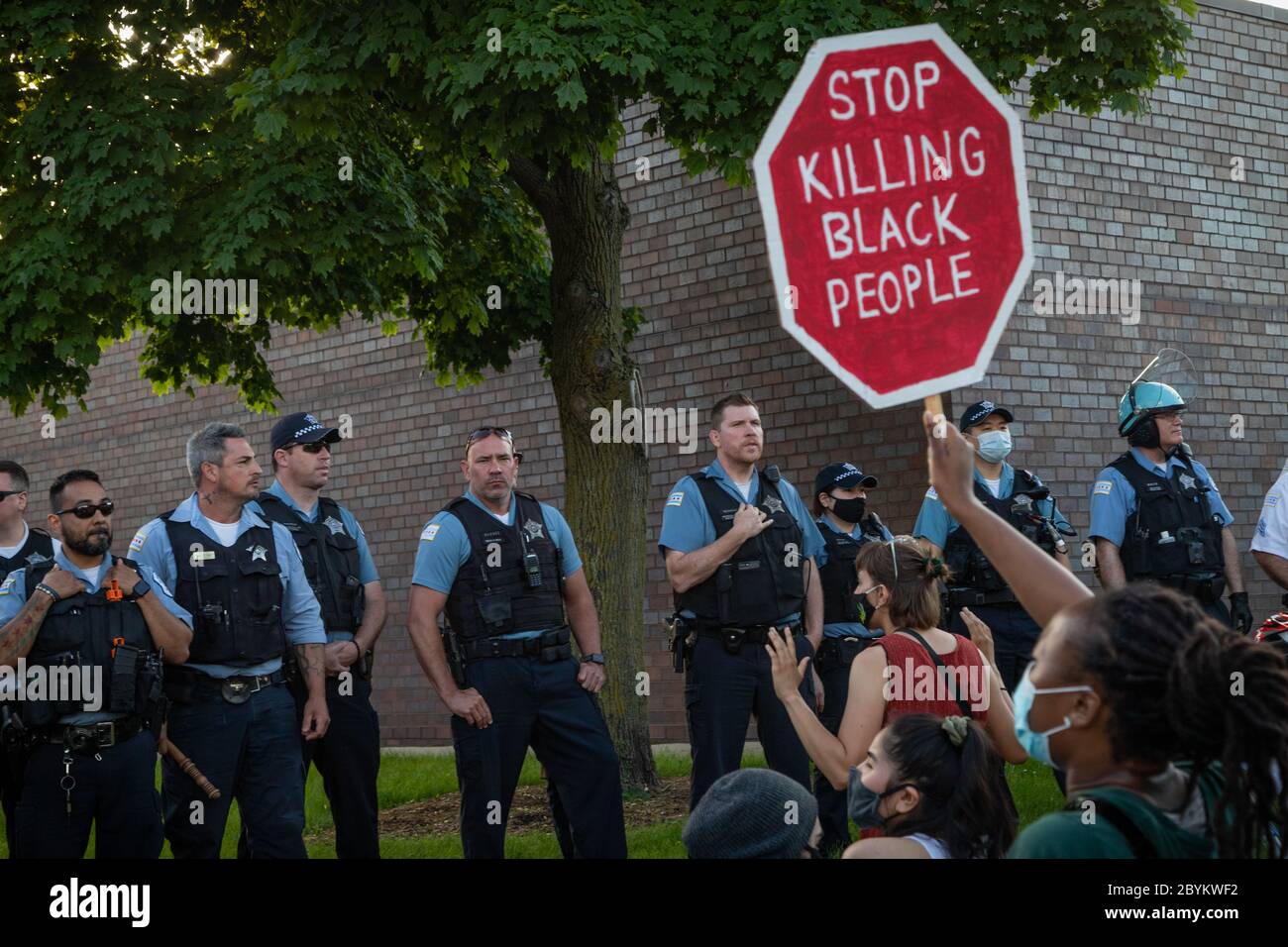 Chicago Polizeibeamte in der 24. Bezirkspolizeistation im äußersten Norden des Rogers Park Nachbarschaft in der Konfrontation mit Protestanten am 3. Juni 2020. Nach einer Gemeindekundgebung zur Unterstützung von Black Lives Matter setzten etwa 200 Demonstranten den Protest fort, indem sie zur Polizeistation in der Clark Street marschierten, wo vor dem Gebäude eine angespannte 30-minütige Pattsituation folgte. Die Demonstranten skandierten "Sag ihre Namen", "Keine Gerechtigkeit, kein Frieden" und andere Slogans. Die Linie der Polizisten stand still und sagte nichts zurück. Schließlich rückten die Protestierenden ab und marschierten weiter südlich auf der Clark St. Stockfoto