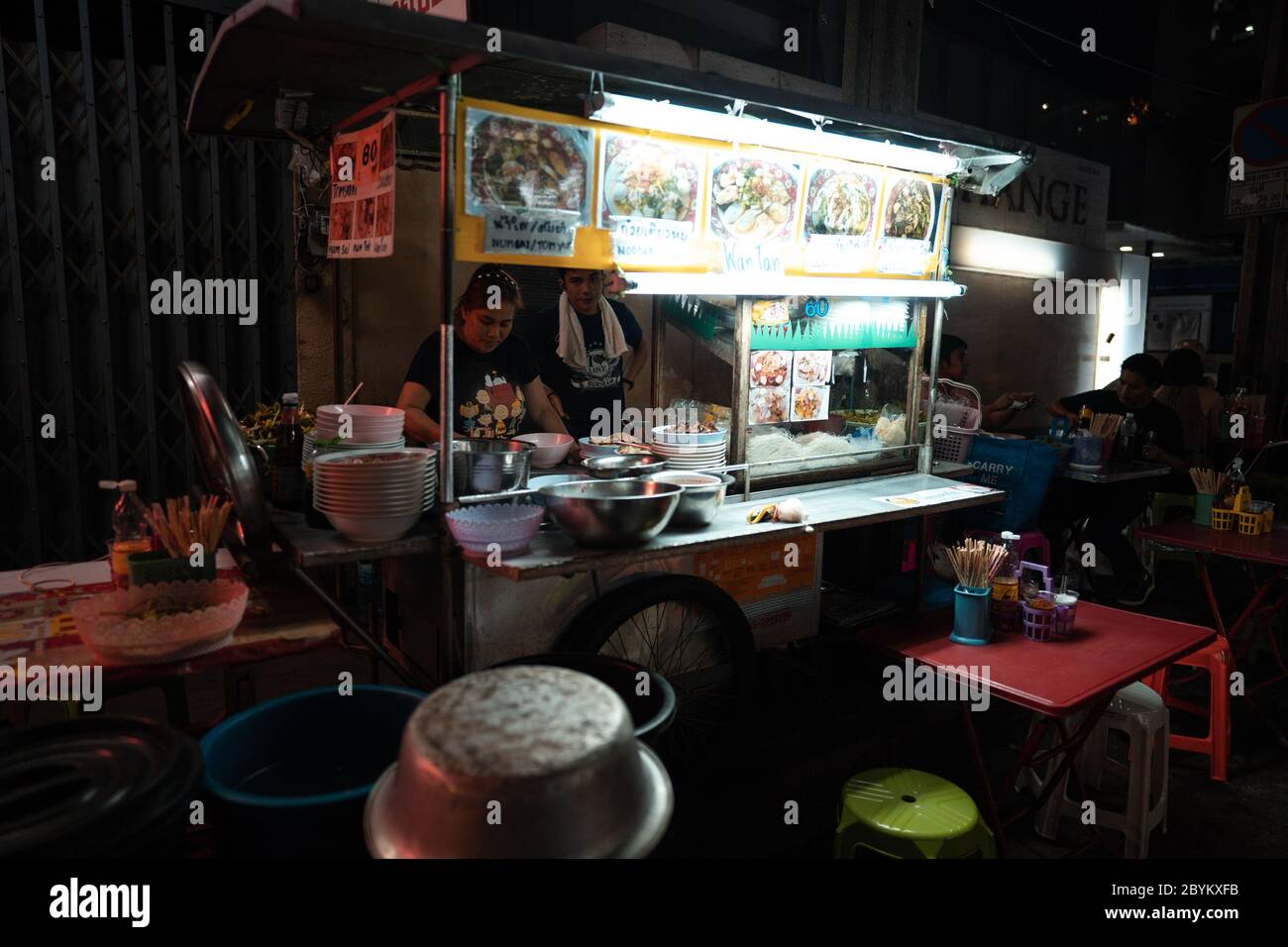 BANGKOK - THAILAND - 29. NOVEMBER 2019 Thai Street Food, der Markt in Thailand ist voll von Lebensmitteln. Und wird auf der Straße verkaufen. Nacht in Bangkok Stockfoto