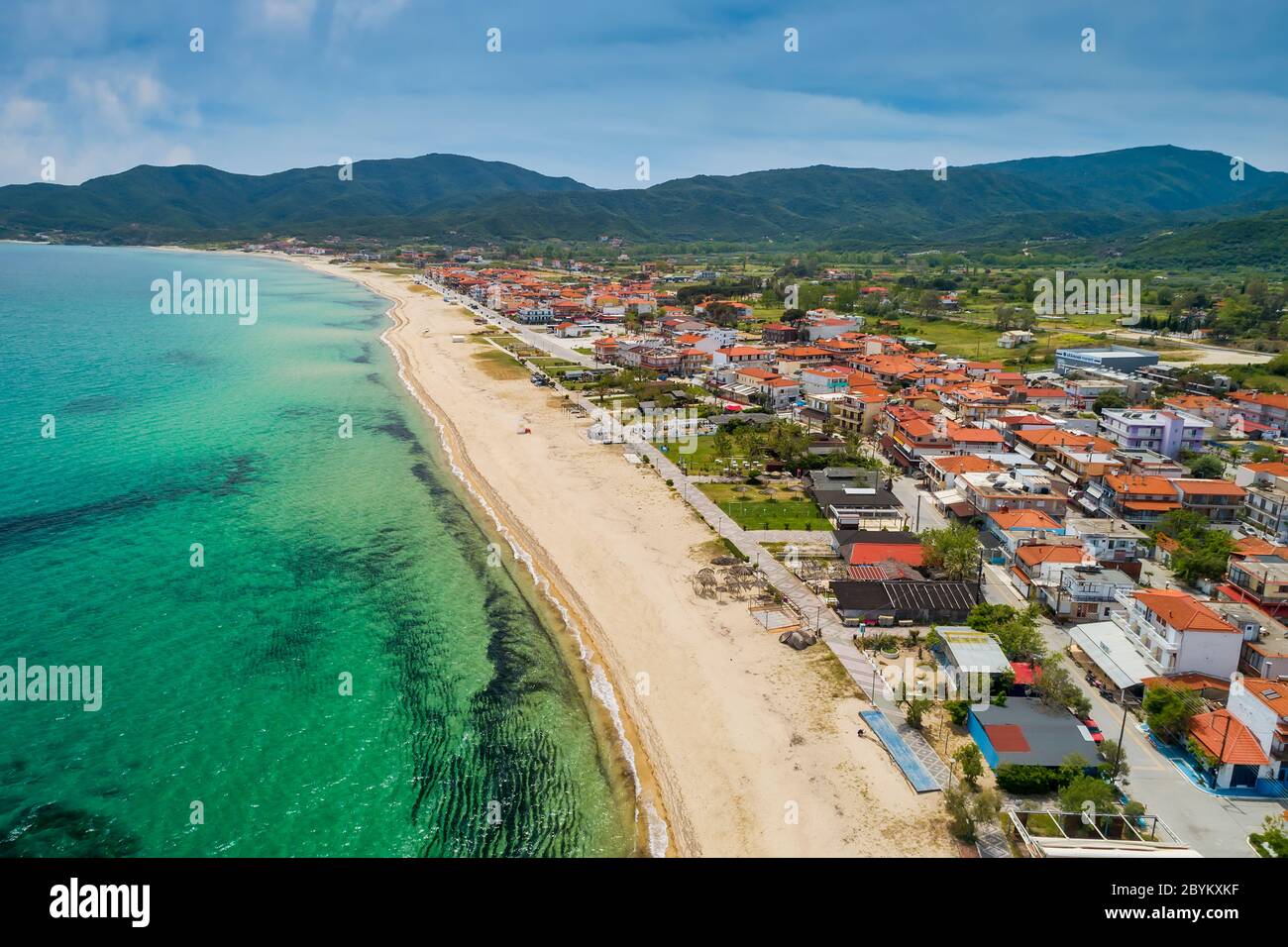 Luftaufnahme des Dorfes Sarti auf der Halbinsel Sithonia, in der Chalkidiki, Griechenland Stockfoto