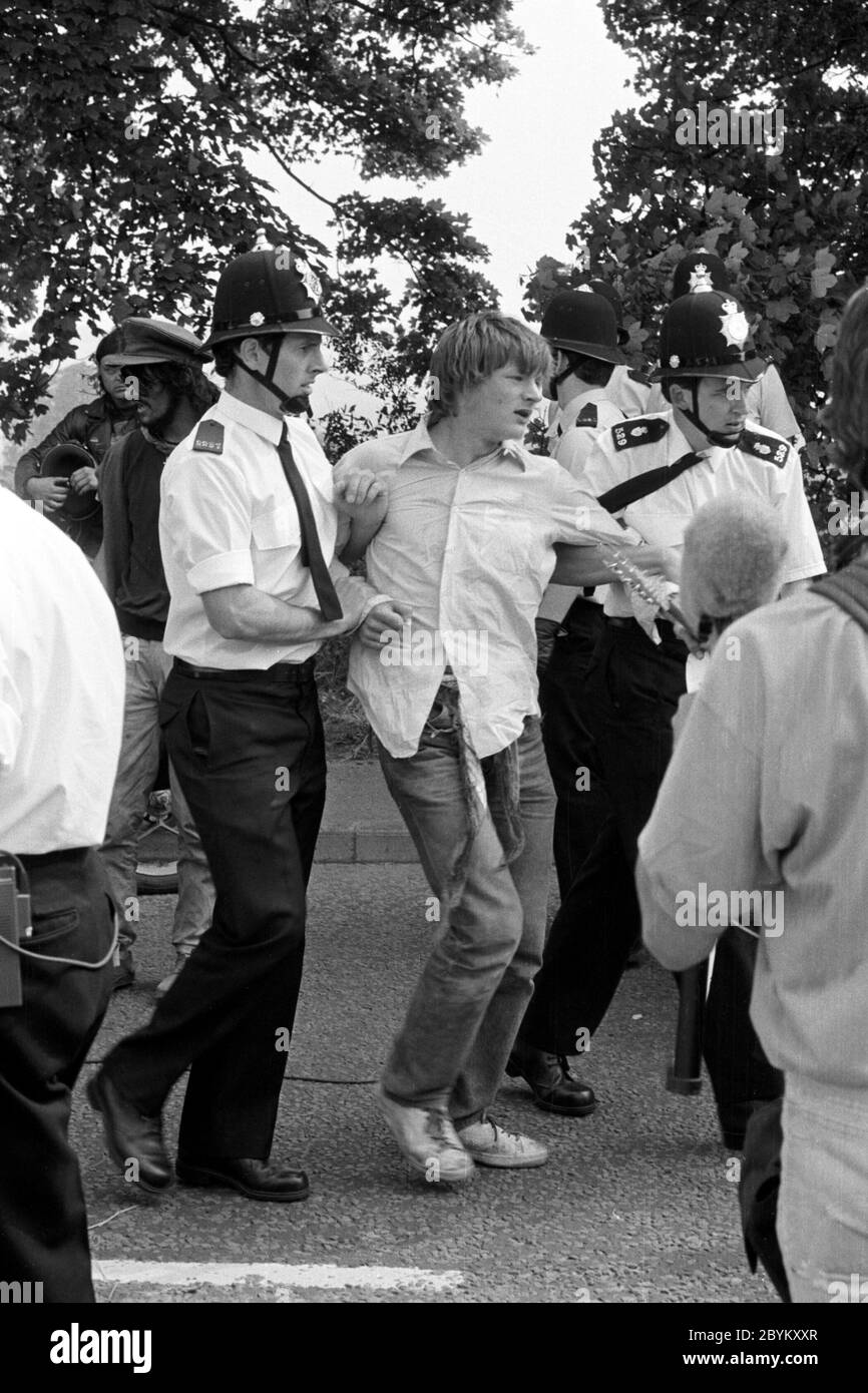 Die Polizei verhaftete einen Reisenden in der Nähe von Stonehenge vor der Sommersonnenwende 1985. Wiltshire. GROSSBRITANNIEN. Stockfoto