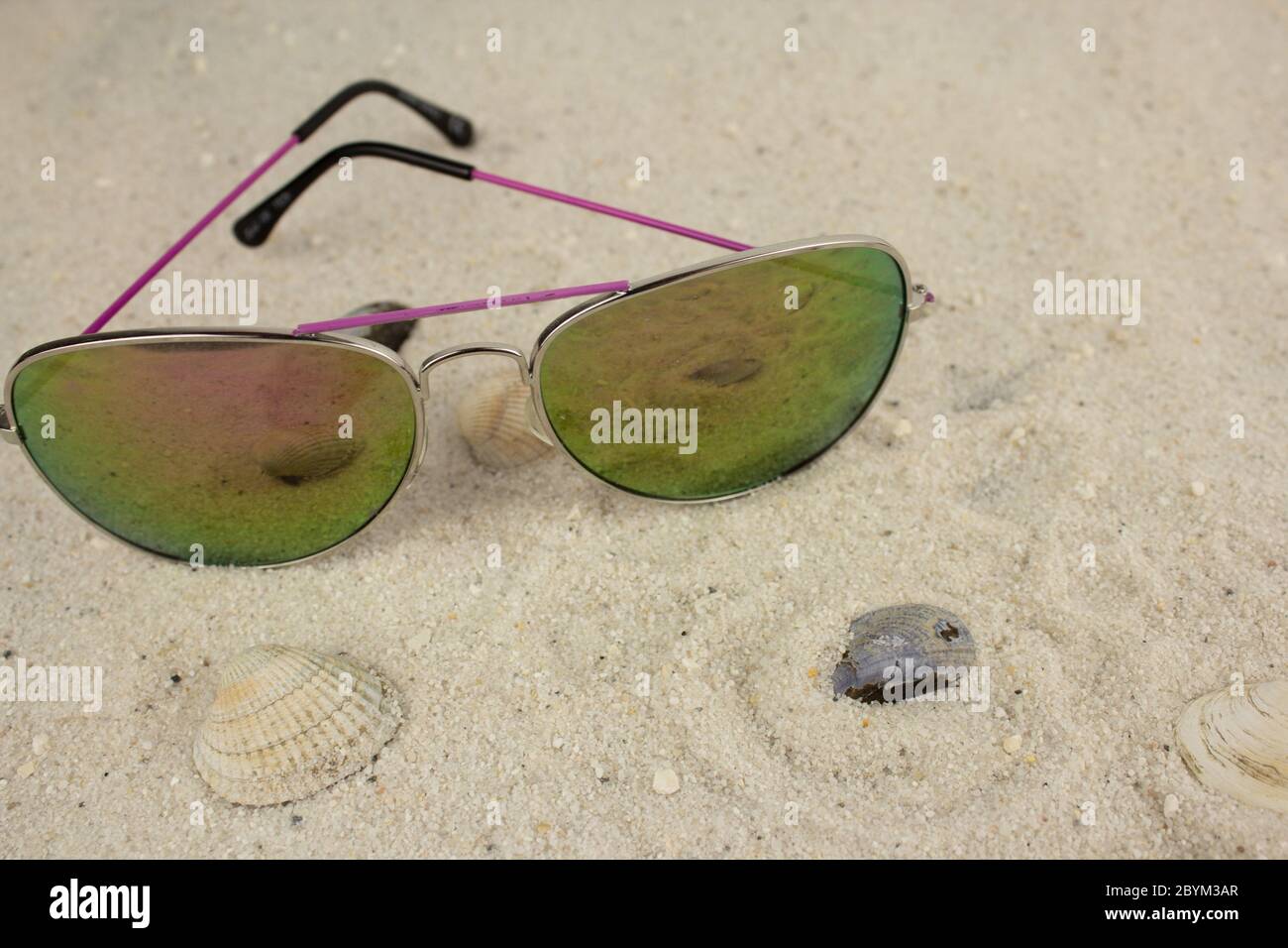 sonnenbrille-am-strand-fotos-und-bildmaterial-in-hoher-aufl-sung-alamy