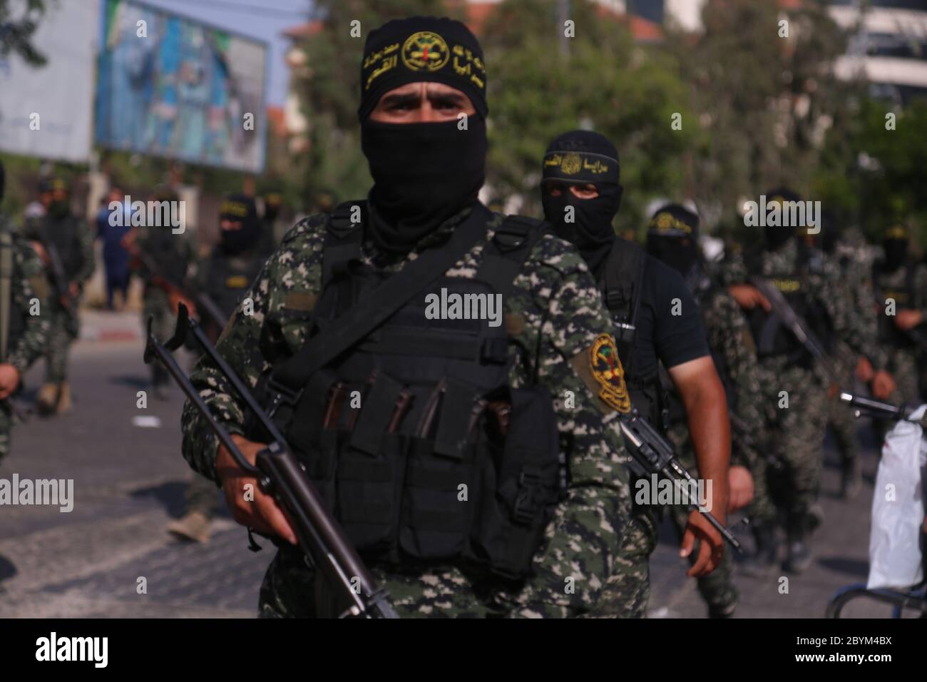 8. Juni 2020: Gaza, Palästina. 08 Juni 2020. Mitglieder der Al-Quds Brigaden, des militärischen Flügels des Palästinensischen Islamischen Jihad, halten eine Militärparade im Zentrum von Gaza City ab, um den ehemaligen Führer des Islamischen Jihad Ramadan Shallah zu betrauern, der am Samstag in Syrien gestorben ist. Shalah hatte Palästina islamischen Dschihad seit der Ermordung seines Gründers Fathi Shikaki im Jahr 1995, bis 2018 geführt. Der Islamische Jihad wurde Ende der siebziger Jahre im Gazastreifen nach der israelischen Besetzung von Gaza und dem Westjordanland während des Krieges 1967 gegründet und ist eine der palästinensischen Widerstandskämpfer, die das Osloer Abkommen ablehnen Stockfoto