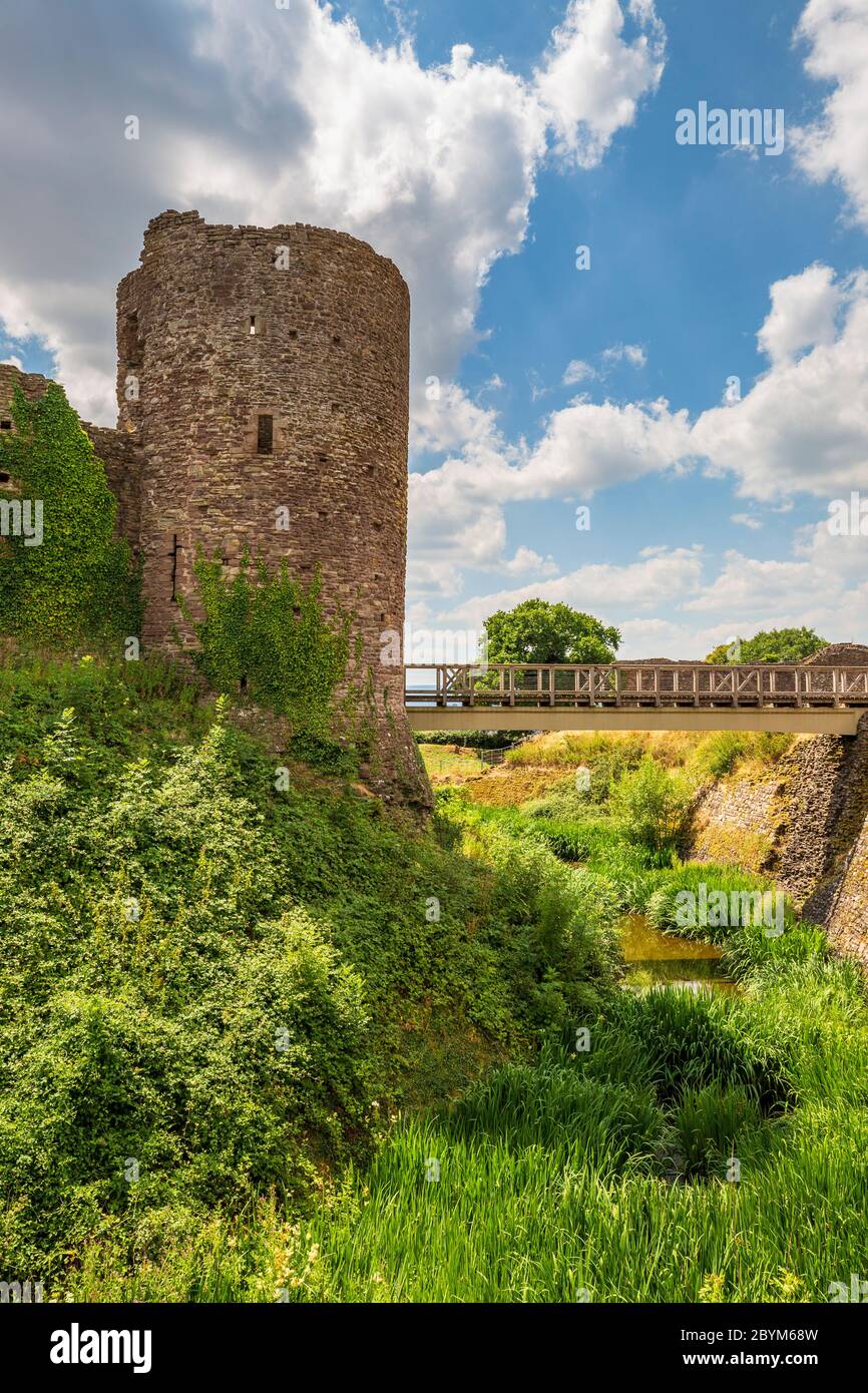 Der Graben mit der Brücke zum Torhaus von White Castle, Monmouthshire, Wales Stockfoto