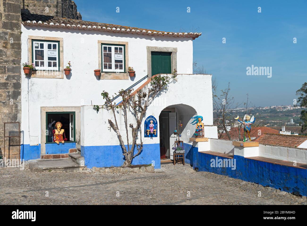 Obidos, Portugal - Februar 2020: Befestigte mittelalterliche Stadt Stockfoto