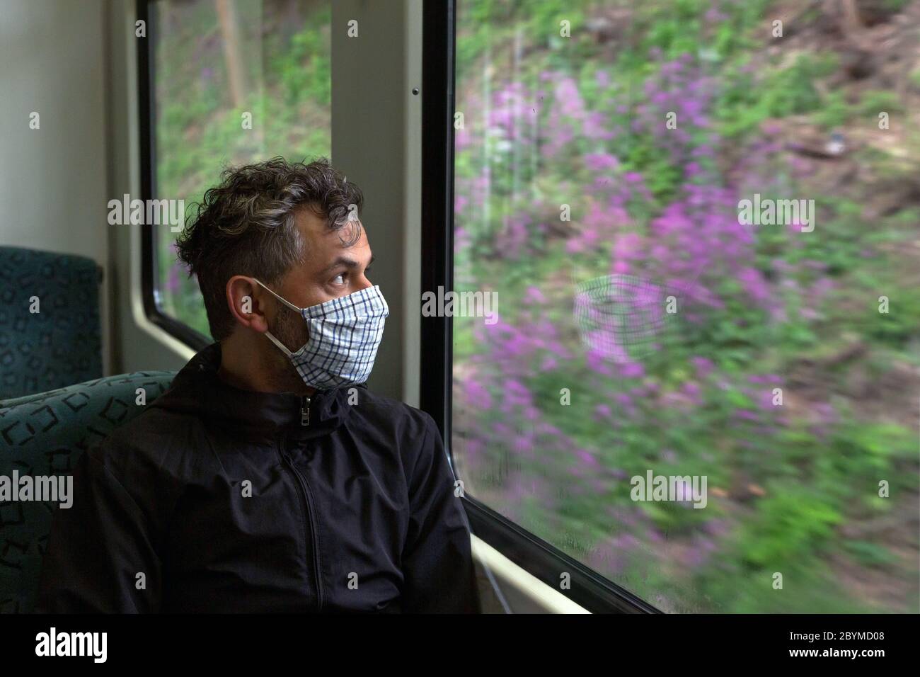 03.05.2020, Berlin, Berlin, Deutschland - Mann mit Schutzmaske in der Berliner S-Bahn. 0MC200503D082CAROEX.JPG [MODEL RELEASE: JA, PROPERTY RELEASE: NEIN Stockfoto