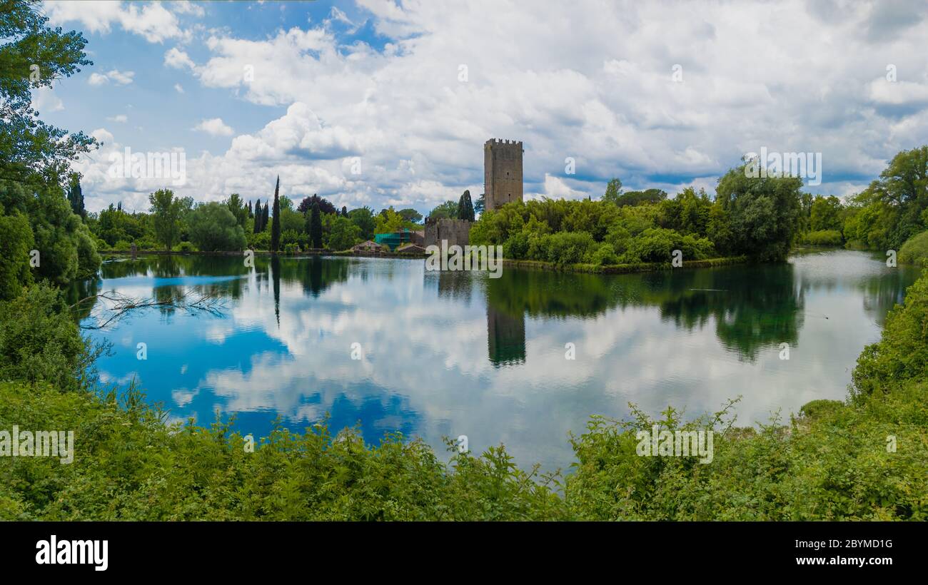 Garten von Ninfa (Italien) - EIN Naturdenkmal mit mittelalterlichen Ruinen in Stein, Blumen Park und ein ehrfürchtiges Wildbach mit wenig Herbst. Provinz Latina. Stockfoto