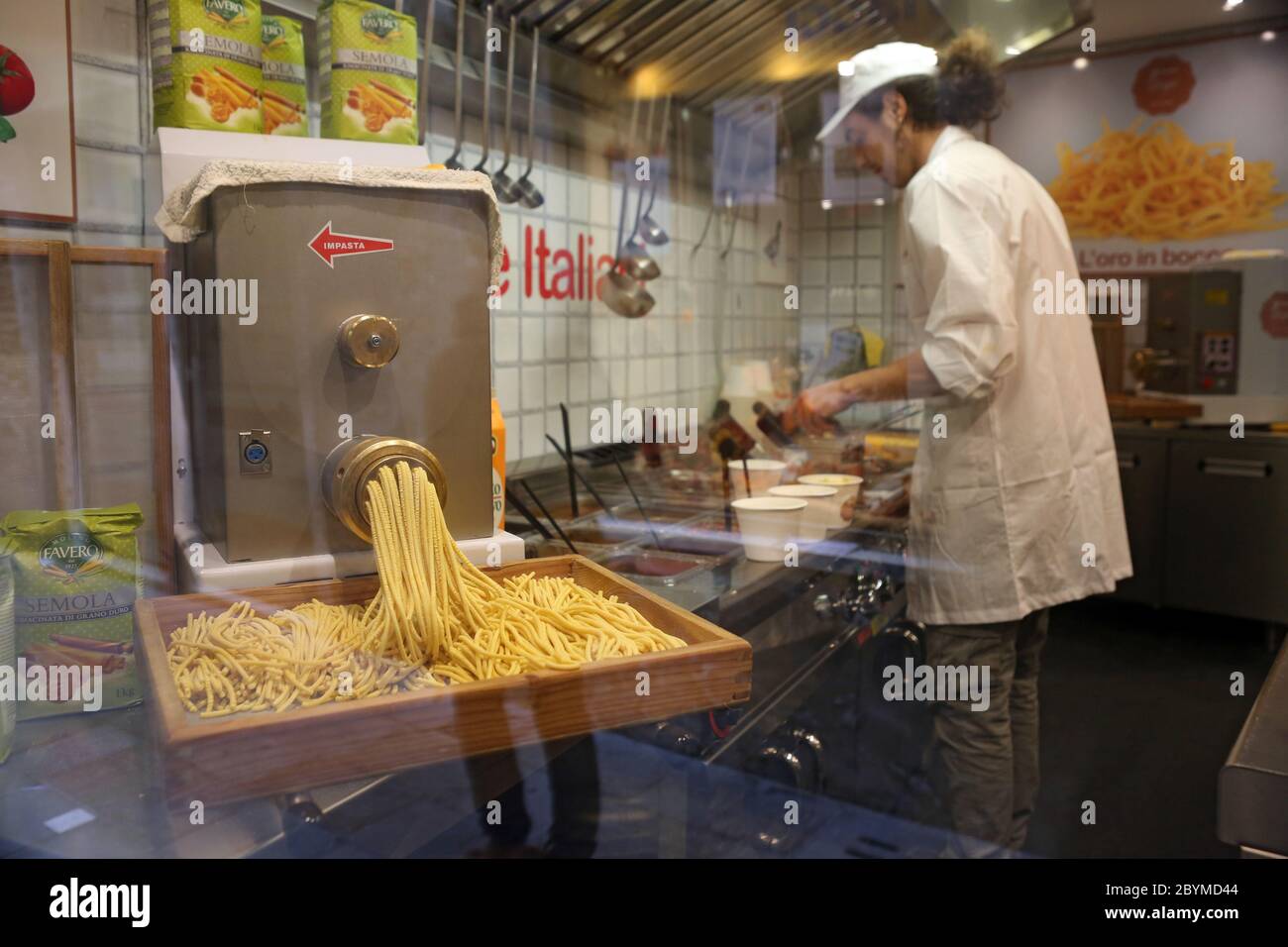 17.11.2016, Venice, Veneto, Italy – in einer Snackbar bereitet Cook Pasta-Gerichte zu. 00S161117D012CAROEX.JPG [MODELLFREIGABE: NEIN, EIGENSCHAFTSFREIGABE: NEIN (C) CA. Stockfoto