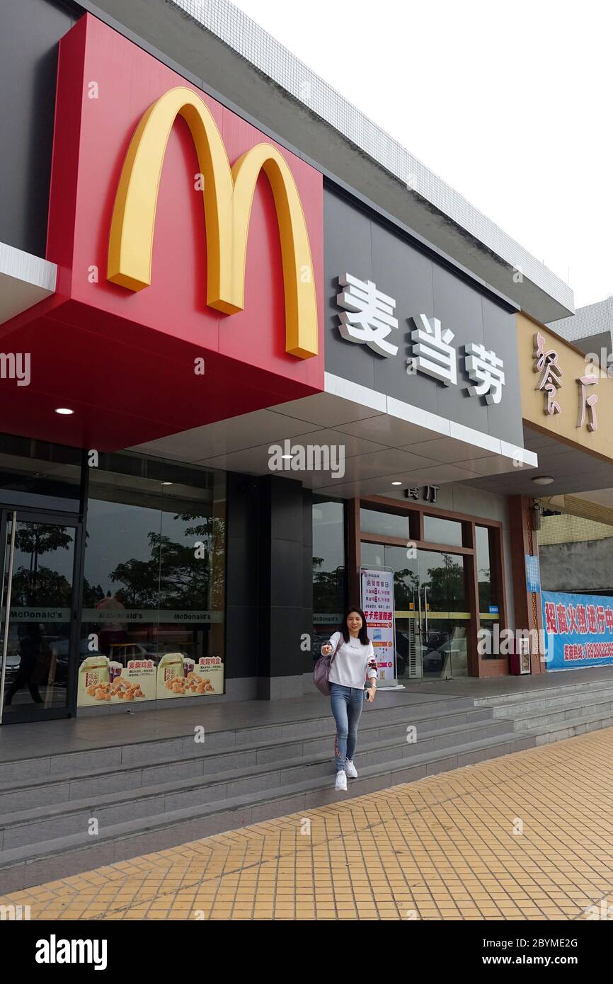 22.03.2019, Conghua, Guangdong, China - China - Frau kommt aus einer Filiale von McDonalds. 00S190322D134CAROEX.JPG [MODELLFREIGABE: NEIN, EIGENTUMSFREIGABE: Stockfoto