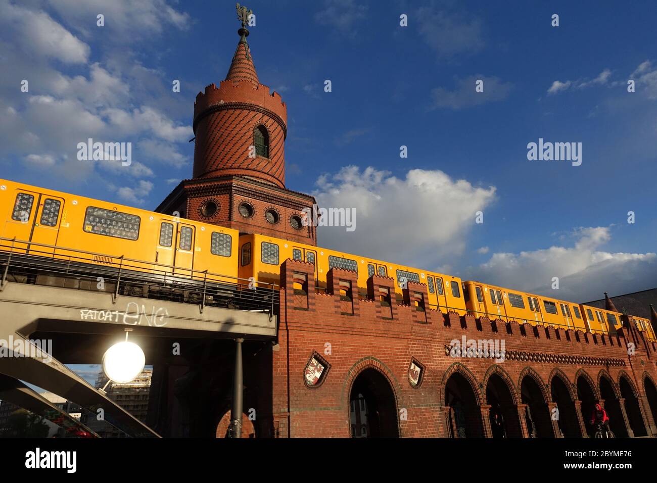 13.05.2019, Berlin, Deutschland - U-Bahn der Linie 1 auf der Oberbaumbrücke. 00S190513D328CAROEX.JPG [MODELLFREIGABE: NICHT ZUTREFFEND, EIGENTUMSFREIGABE: NEIN Stockfoto