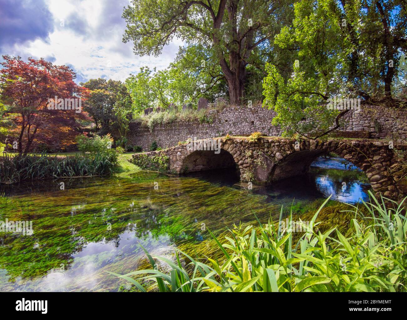 Garten von Ninfa (Italien) - EIN Naturdenkmal mit mittelalterlichen Ruinen in Stein, Blumen Park und ein ehrfürchtiges Wildbach mit wenig Herbst. Provinz Latina. Stockfoto