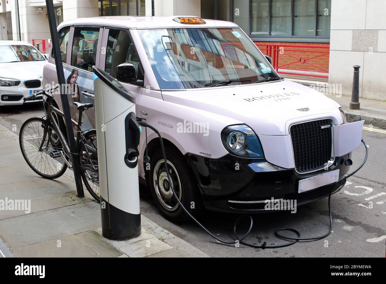 13.08.2019, Windsor, Berkshire, United Kingdom - an einer öffentlichen Ladestation wird ein Taxi für Elektroautos aufgeladen. 00S190813D119CAROEX.JPG [MODELLFREIGABE: NEIN Stockfoto