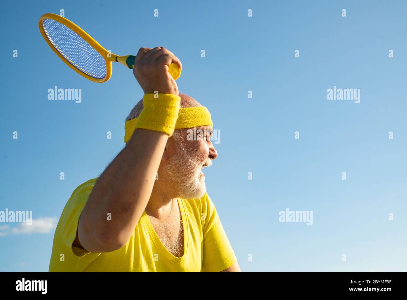 Tennis macht Spaß. Senior man Tennis Spieler servieren. Gesund und Sport.  Sport und Altersvorsorge Stockfotografie - Alamy