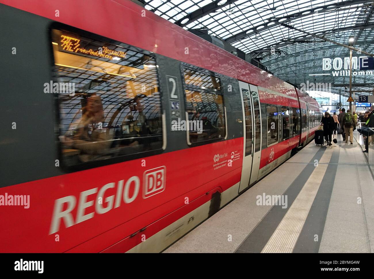 28.02.2020, Berlin, Sachsen, Deutschland - Regionalexpress der Linie 3 im Hauptbahnhof. 00S200228D382CAROEX.JPG [MODEL RELEASE: NEIN, PROPERTY RELEASE: NEIN Stockfoto