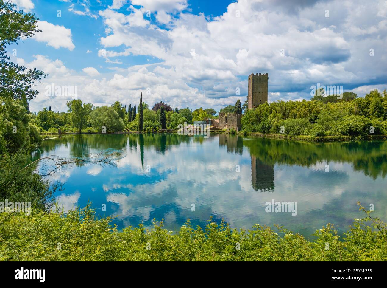 Garten von Ninfa (Italien) - EIN Naturdenkmal mit mittelalterlichen Ruinen in Stein, Blumen Park und ein ehrfürchtiges Wildbach mit wenig Herbst. Provinz Latina. Stockfoto