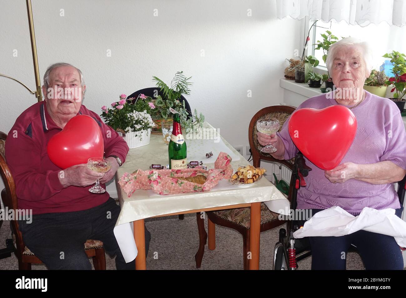 24.04.2020, Berlin, Deutschland - Ehepaar feiert goldenen Hochzeitstag. 00S200424D119CAROEX.JPG [MODEL RELEASE: JA, PROPERTY RELEASE: Y Stockfoto