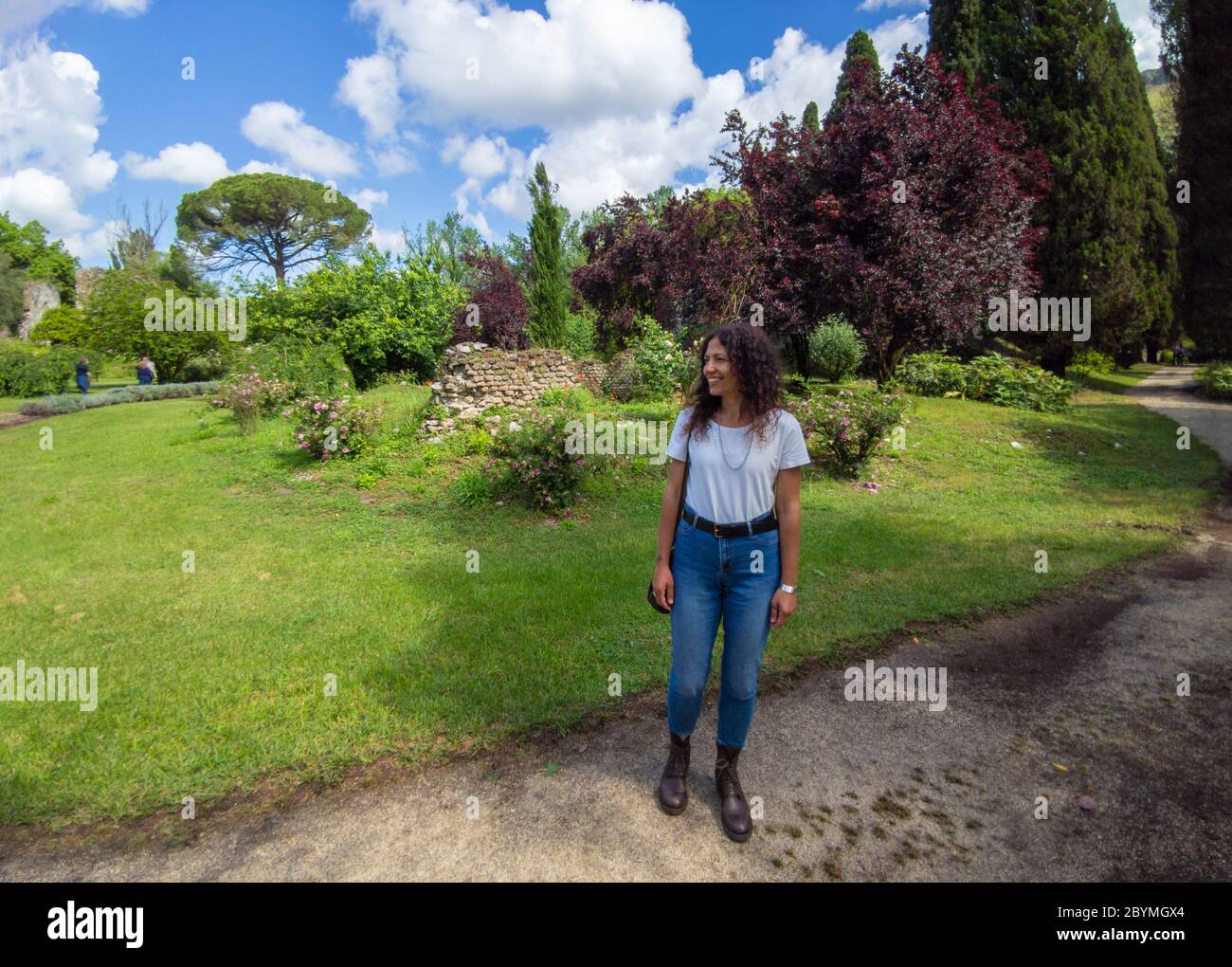 Garten von Ninfa (Italien) - EIN Naturdenkmal mit mittelalterlichen Ruinen in Stein, Blumen Park und ein ehrfürchtiges Wildbach mit wenig Herbst. Provinz Latina. Stockfoto