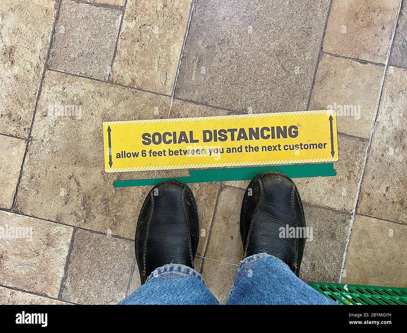 Bewahren Sie die Social Distancing Bodenmarkierung auf. Stockfoto