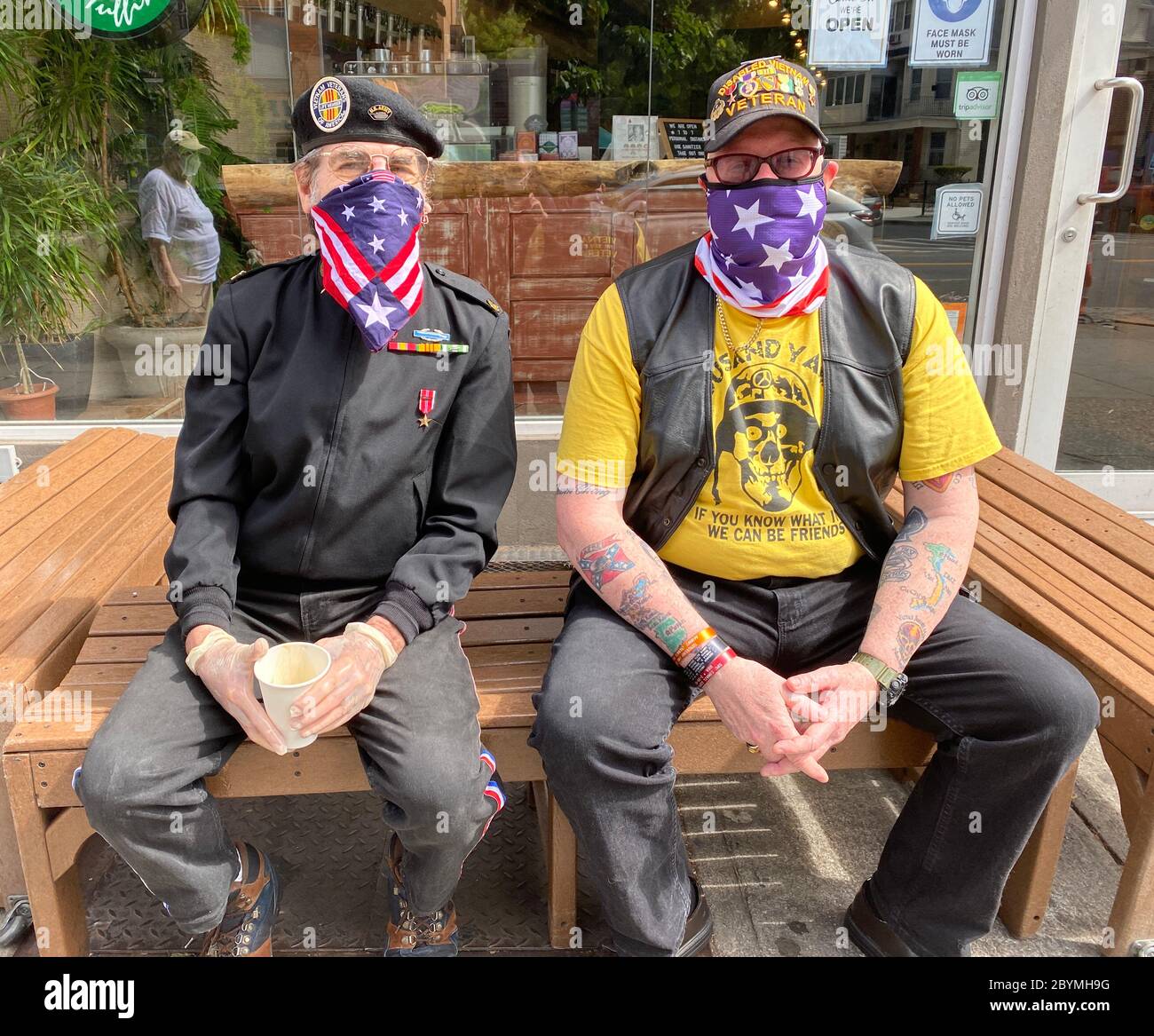 Zwei Vietnam-Veteranen tragen patriotische Masken auf der Straße am Memorial Day 2020, dem Jahr, in dem aufgrund der Covid-19-Pandemie keine Parade in New York City stattfand. Stockfoto