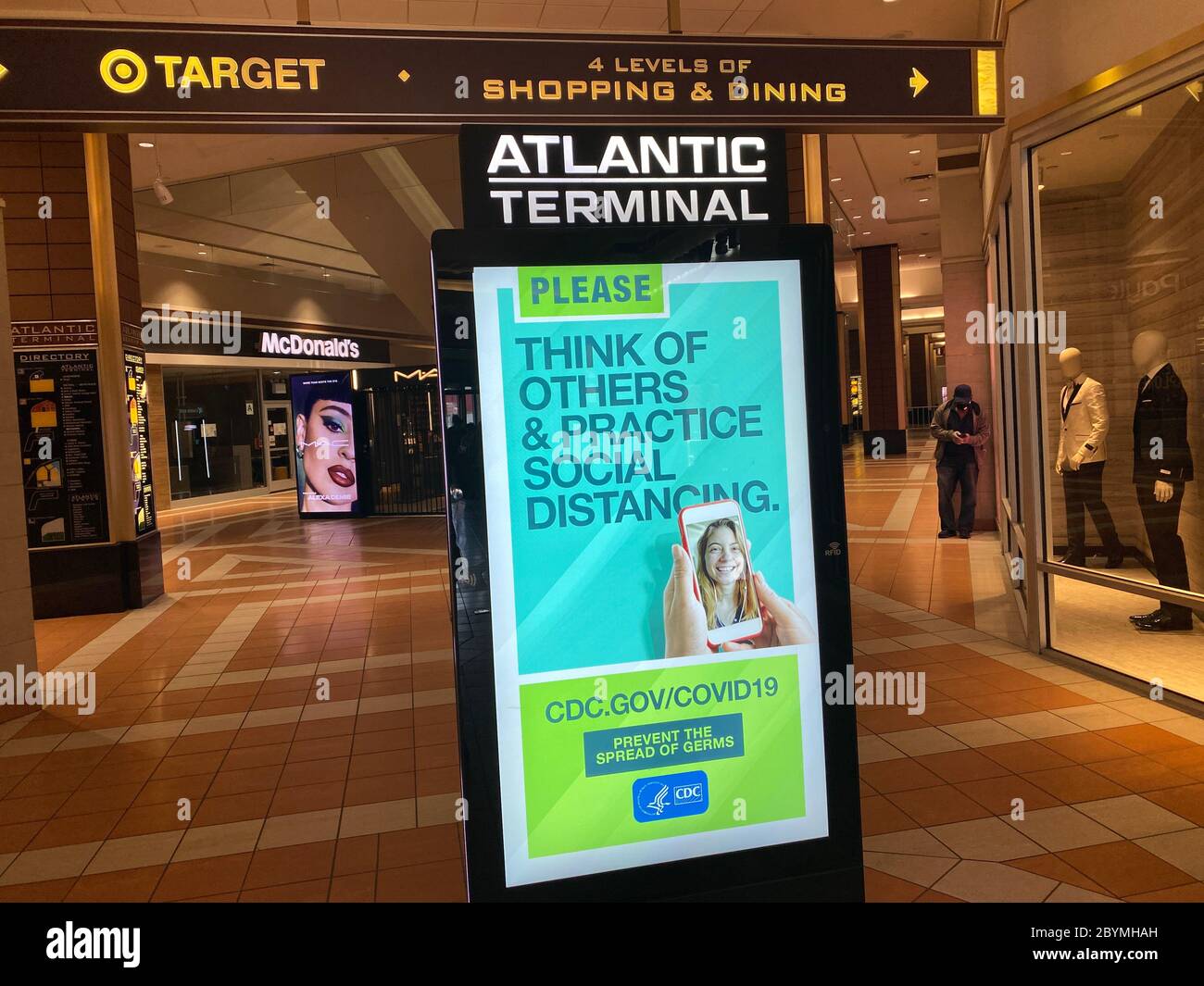 Erinnerungen in der Atlantic Mall, Brooklyn, um soziale Distanz zu bewahren, da Einzelhandelsgeschäfte während der Covid-19-Pandemie wieder auflaufen. Stockfoto