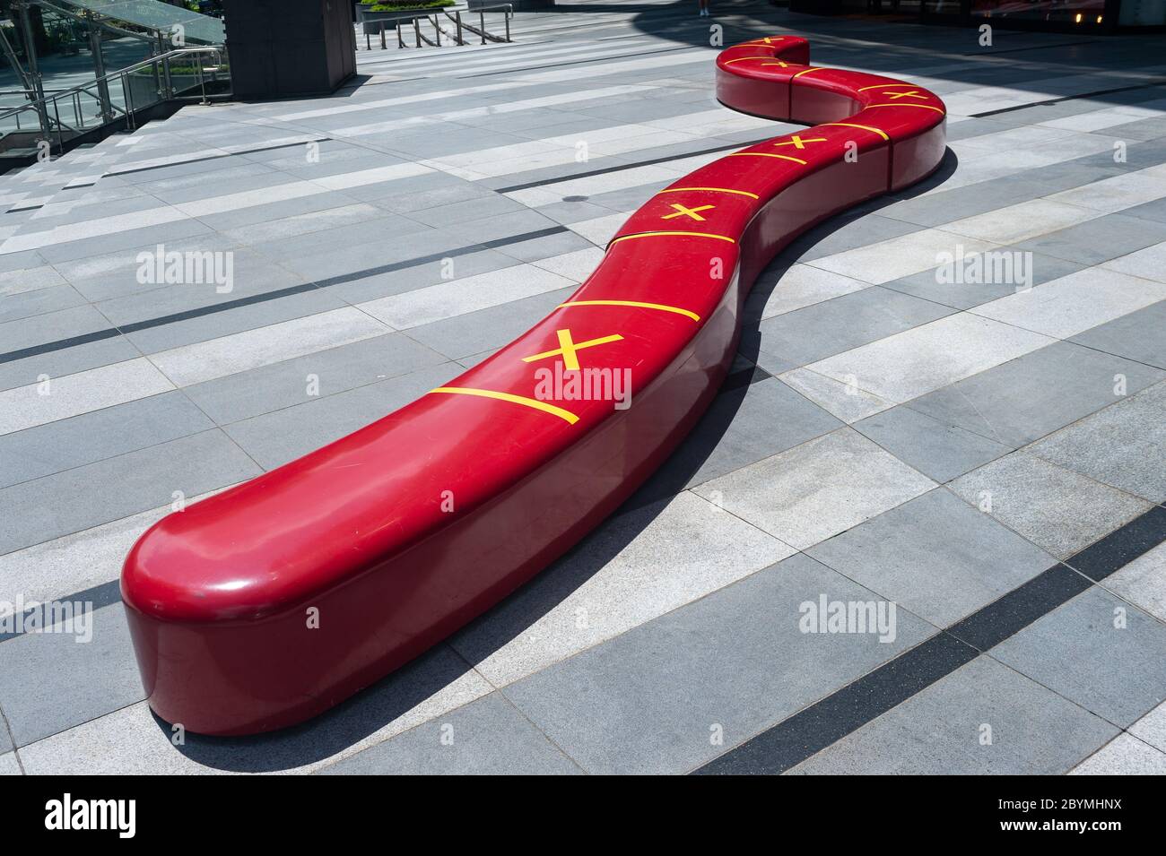 02.04.2020, Singapore, , Singapore - um die Ausbreitung des pandemischen Corona-Virus zu begrenzen, wurden Maßnahmen eingeführt, um sichere Entfernungen in Pub zu halten Stockfoto