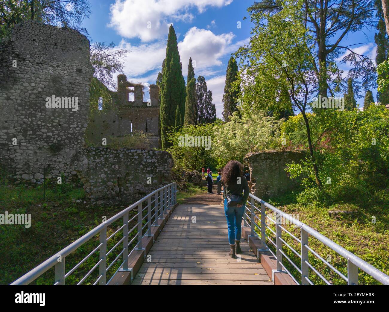 Garten von Ninfa (Italien) - EIN Naturdenkmal mit mittelalterlichen Ruinen in Stein, Blumen Park und ein ehrfürchtiges Wildbach mit wenig Herbst. Provinz Latina. Stockfoto
