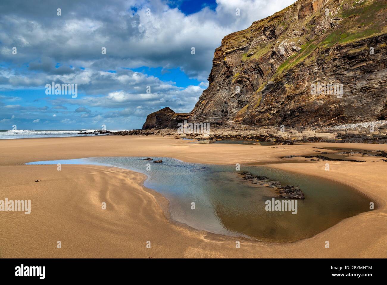 Druse mit Blick auf Crackington Haven; mit Bogen am Ende des Strandes; Cornwall Stockfoto