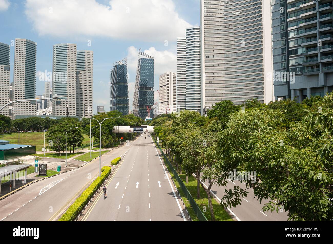 05.05.2020, Singapur, Singapur - leere Straßen und kaum Verkehr im Stadtzentrum während der Sperrung durch die Koronakrise (Covid-19). Stockfoto