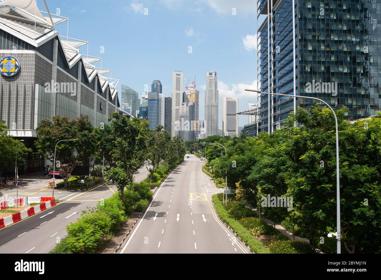 05.05.2020, Singapur, Singapur - leere Straßen und kaum Verkehr im Stadtzentrum während der Sperrung durch die Koronakrise (Covid-19). Stockfoto