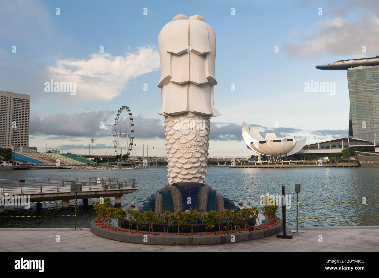 28.05.2020, Singapore, , Singapore - verlassene Merlion Park mit Statue am Ufer in Marina Bay während der Ausstiegsbeschränkung in der Mitte des CO Stockfoto