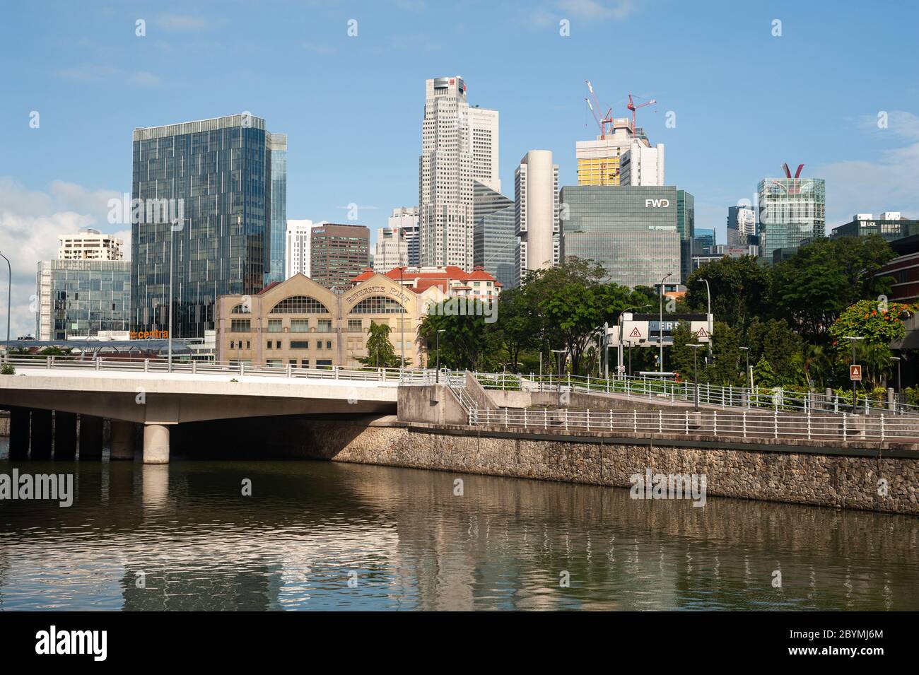 28.05.2020, Singapore, , Singapore - Blick auf die Stadt mit dem Singapore River am Robertson Quay und den Wolkenkratzern des Geschäftsviertels im Hintergrund Stockfoto