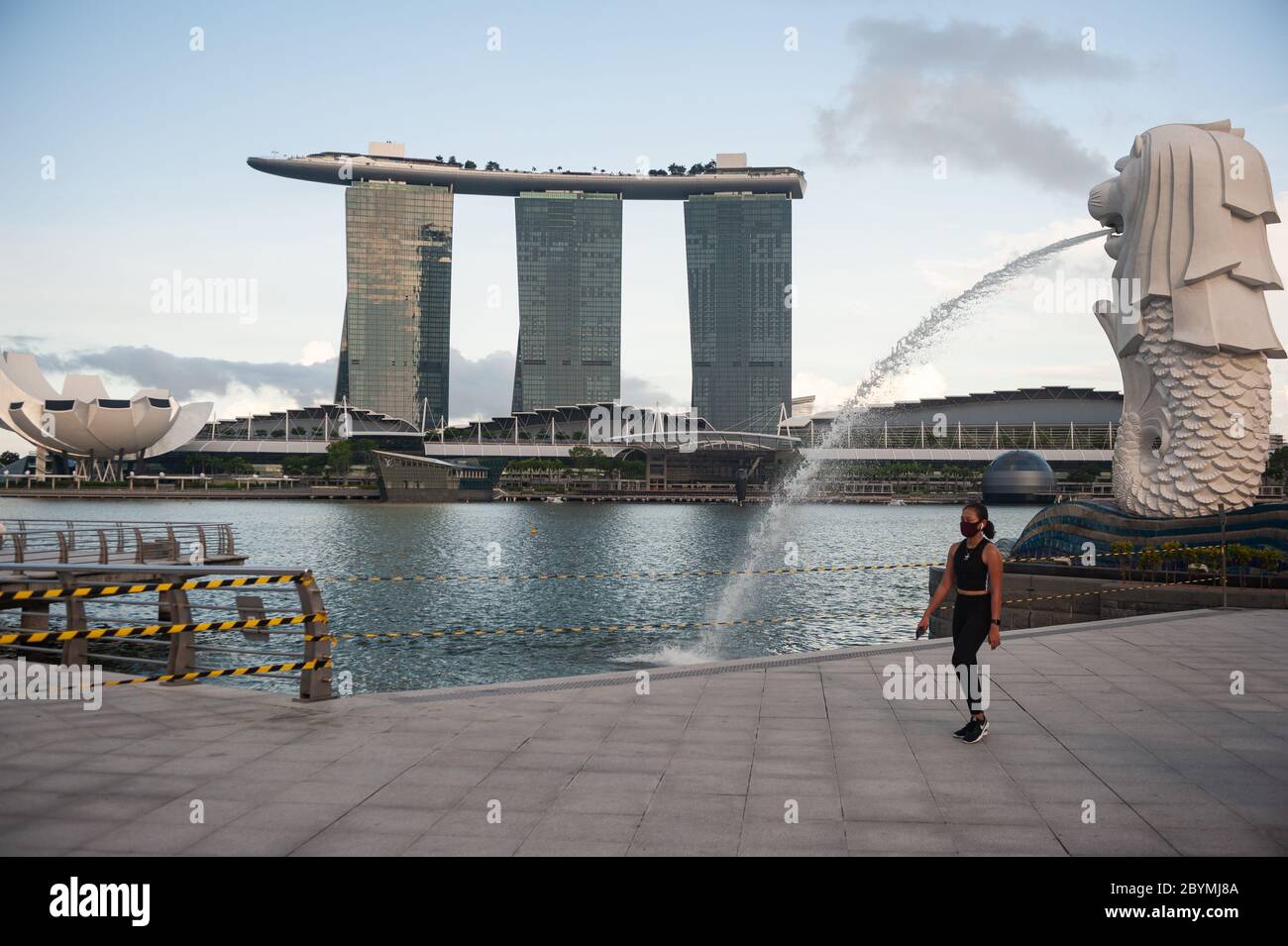 28.05.2020, Singapore, , Singapur - EINE Frau läuft während der Ausgangssperre an der sonst unbekannten Merlion P am Ufer des Singapore River entlang Stockfoto