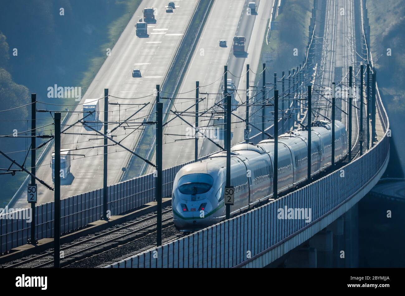 30.04.2020, Neustadt, Rheinland-Pfalz - Verkehrslandschaft, ICE-Bahn der Deutschen Bahn AG fährt auf der Hochgeschwindigkeitsstrecke Köln-Frankfu Stockfoto