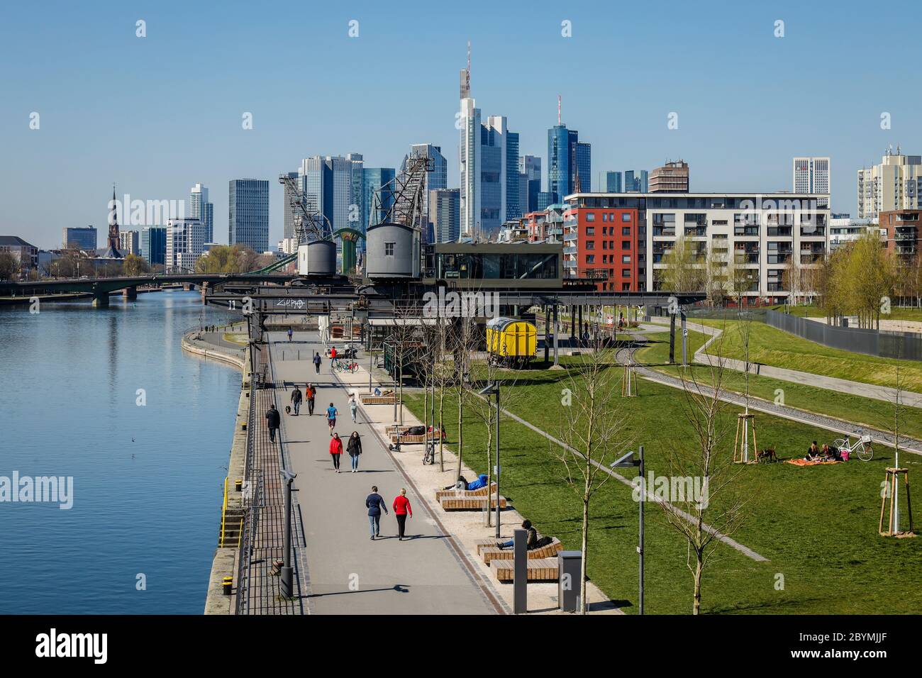 01.04.2020, Frankfurt am Main, Hessen, Deutschland - Hafenpark am Osthafen während der Corona-Krise ohne Kontakt, in der hinteren Skyline von Frankfurt c Stockfoto