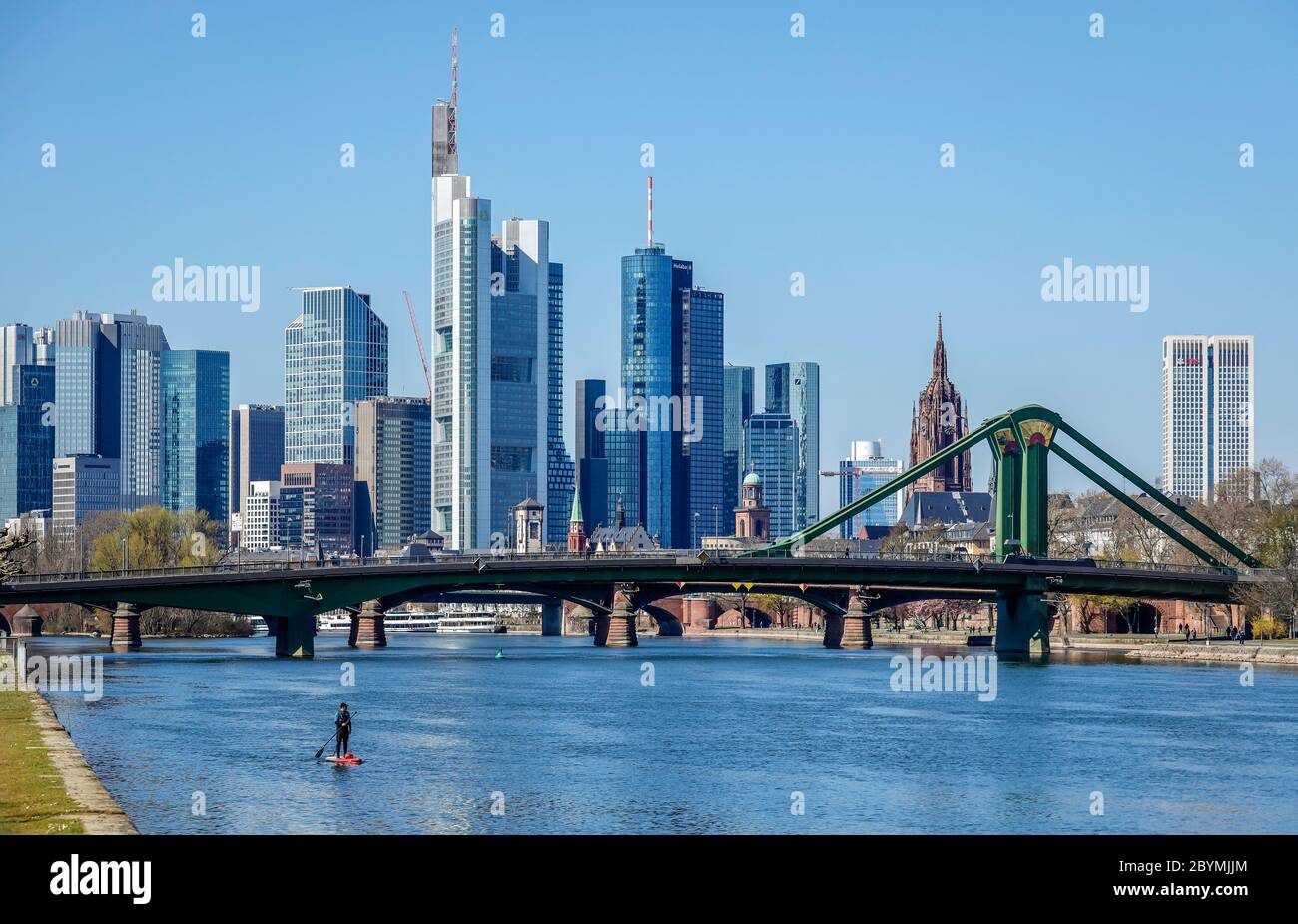 01.04.2020, Frankfurt am Main, Hessen - Stand Up Paddler am Main während der Corona-Krise ohne Kontakt, in der hinteren Skyline von Frankfu Stockfoto